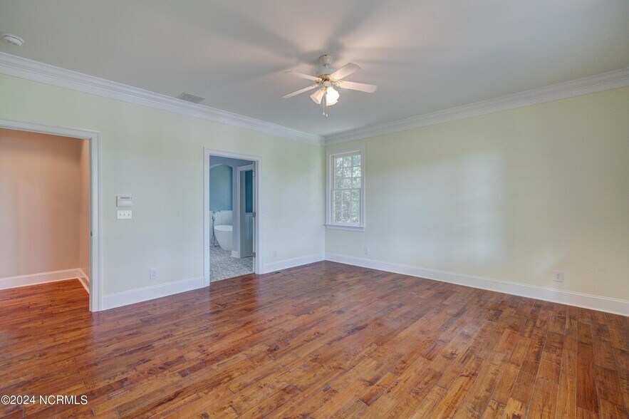 Building Photo - 140 River Woods Dr