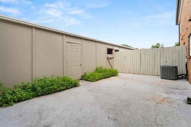 Building Photo - 360 Winding River Dr