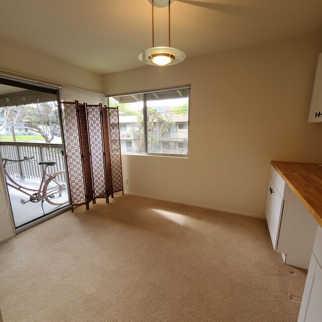 Building Photo - Pinole Crest 2 bedroom/2 bath Condo ~Light...