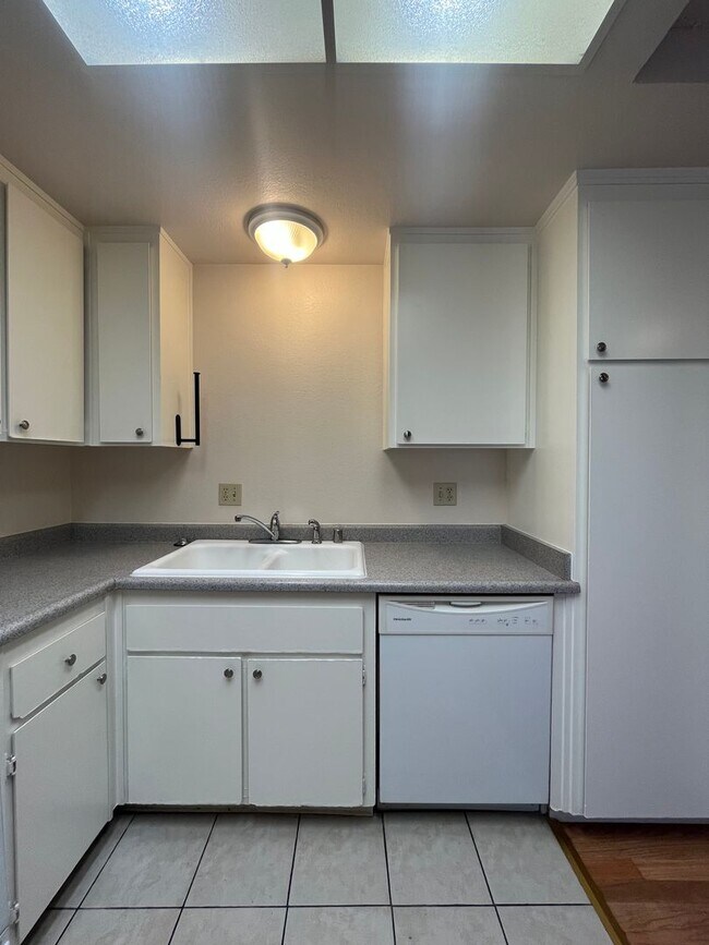Building Photo - PURE Property Management Presents: Inviting single story two-bedroom condo in Rohnert Park!