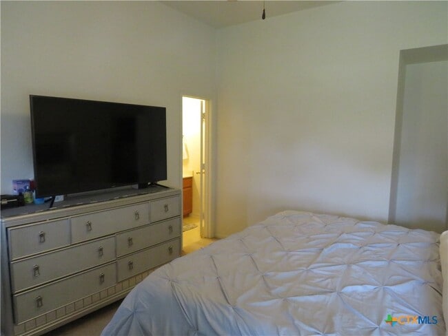Building Photo - 2900 Southhill Dr