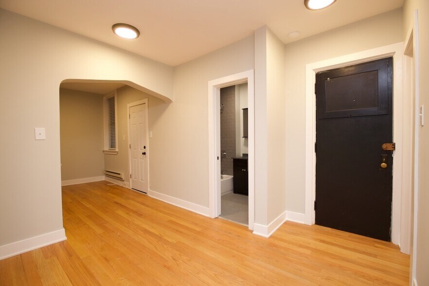 Building Photo - 4242 N Wolcott Ave