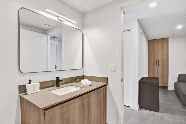 Building Photo - 121 NE 5th St