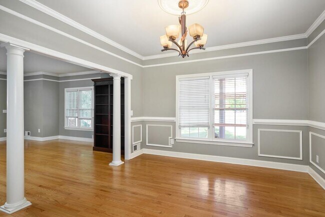 Building Photo - 4878 Long Island Dr NE