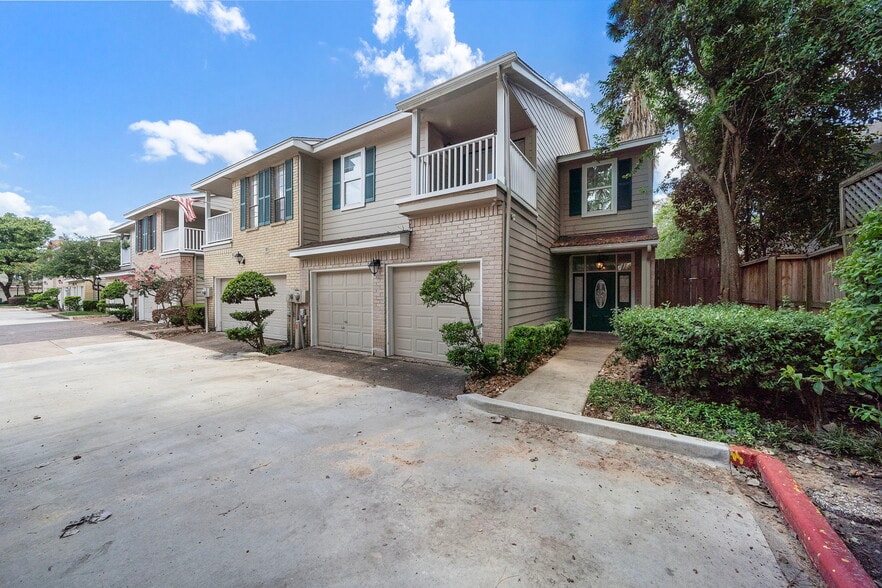 Building Photo - 2220 Bering Dr