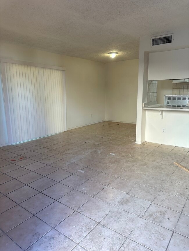 Building Photo - RENT TO OWN TOWN HOUSE 3 BEDROOMS 1 BATH $...