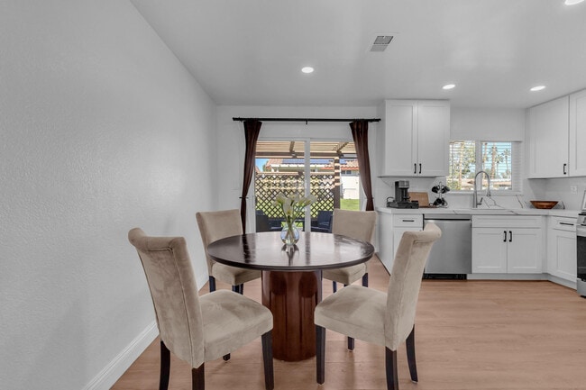 Building Photo - 75250 Vista Huerto