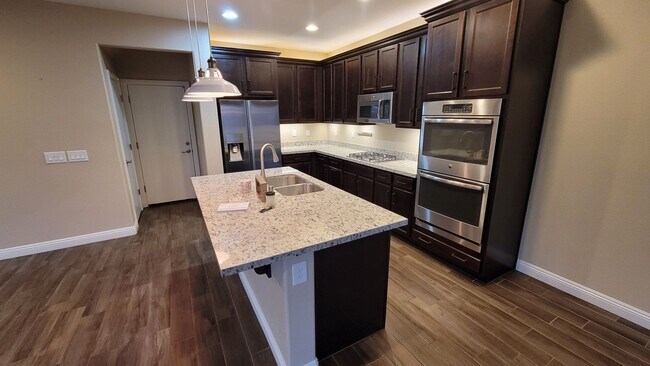 Building Photo - SW BEAUTY!!!   215/RUSSELL AREA