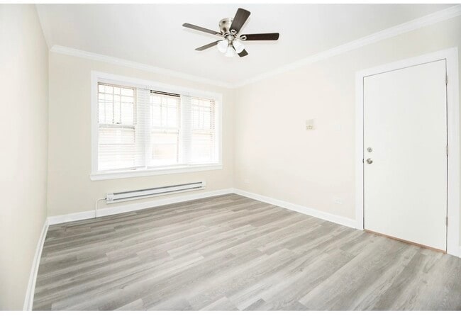 Building Photo - 837.5 W Cornelia Ave