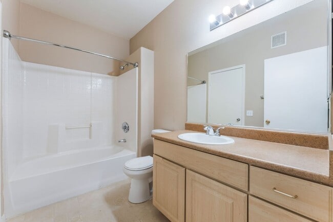 Building Photo - Bright 2-Bed Condo with Patio!