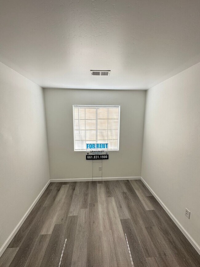 Building Photo - Cozy 3-Bedroom, 2-Bathroom Home in North Bakersfield