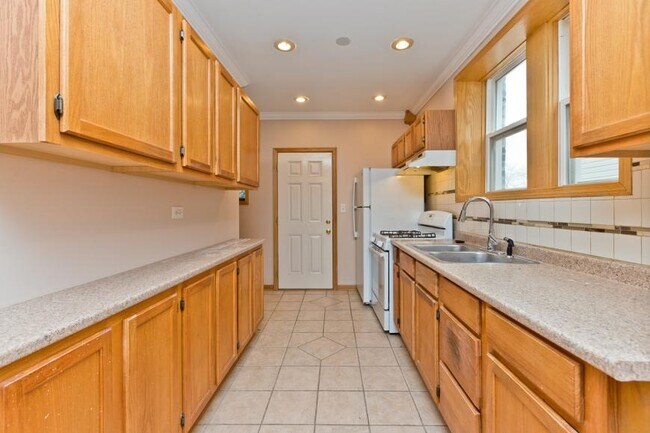 Building Photo - 3 bedroom in Chicago IL 60645