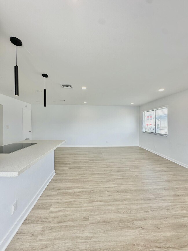 Building Photo - 102 E Tiffany Dr