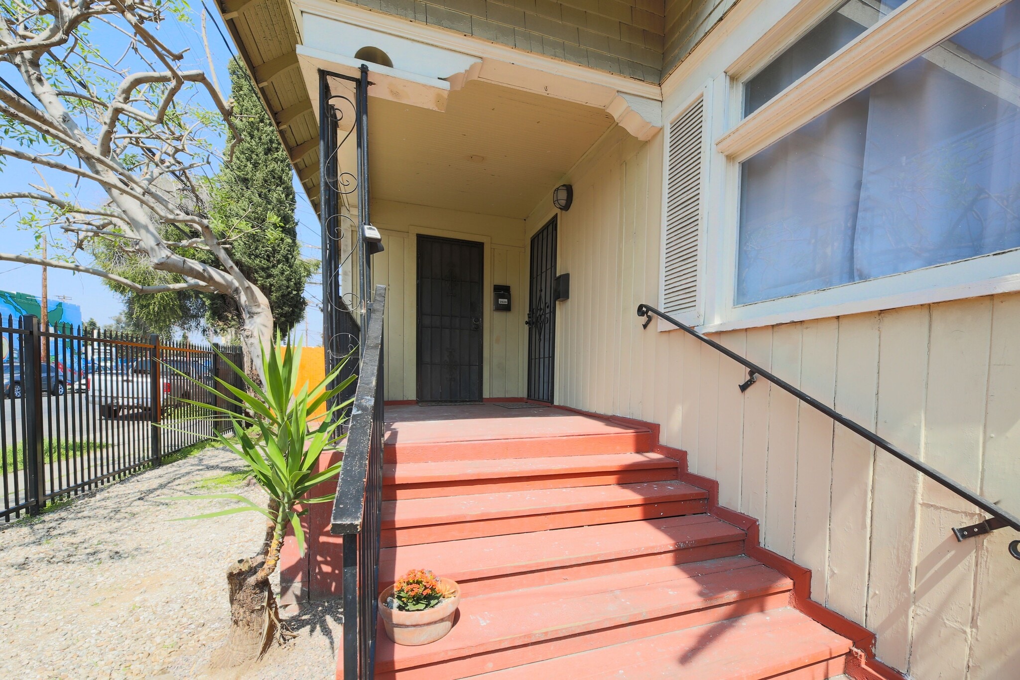 Building Photo - 2624 S Budlong Ave