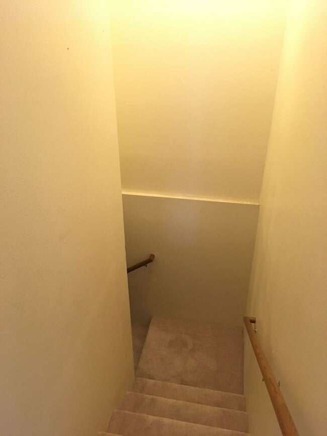 Building Photo - Main level living, brick duplex in quiet N...