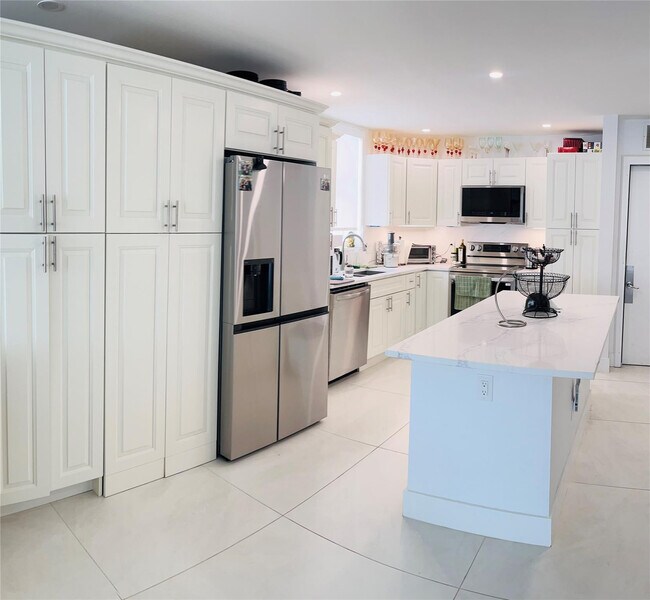 Building Photo - 3100 NE 49th St