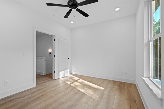 Building Photo - 588 N Willow Ave