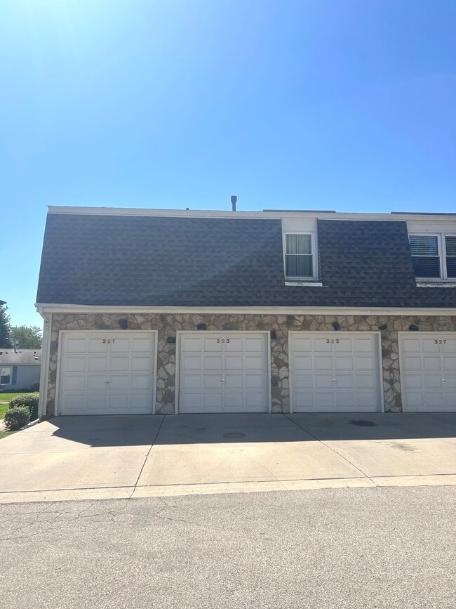 Building Photo - 323 Meadow Ct