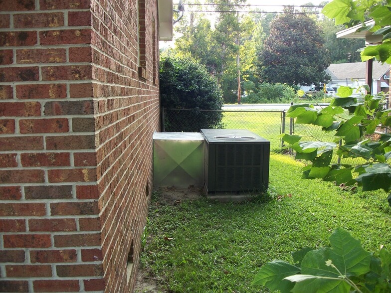 Building Photo - 2051 Martin Luther King Dr Lumberton, NC 28358