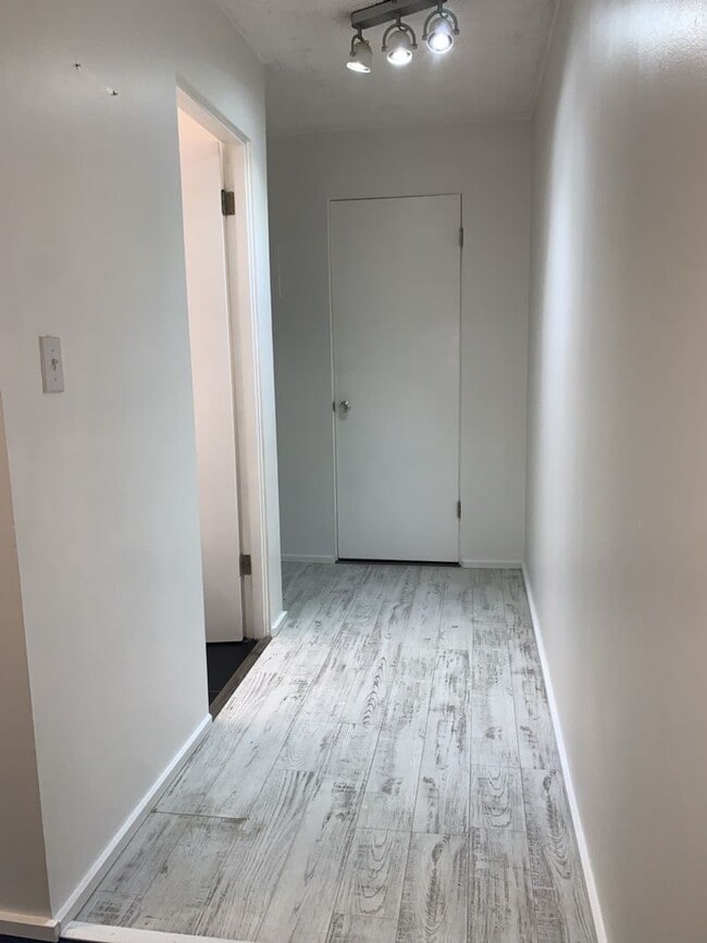 Building Photo - Ground floor Oasis -  1BD/1.5BA