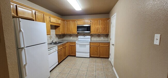 Building Photo - 3 Bedroom 2 Bath off Clear Creek Viewable ...