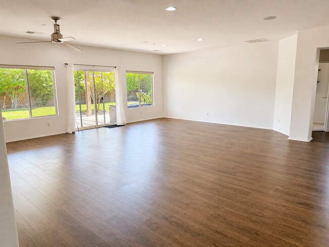 Building Photo - 952 Mira Grande
