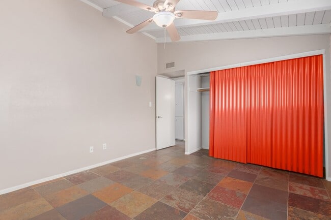 Building Photo - 2-Bedroom Condo in Citrus Acres Steps from...