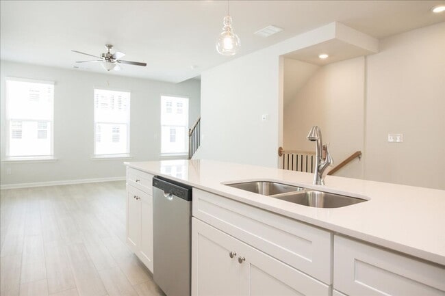 Building Photo - Newly Constructed 4bd/3.5ba Minutes From A...