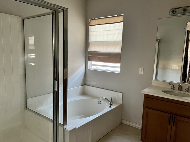 En Suite Master Bathroom w Shower and Tub - 1256 Valle Ct