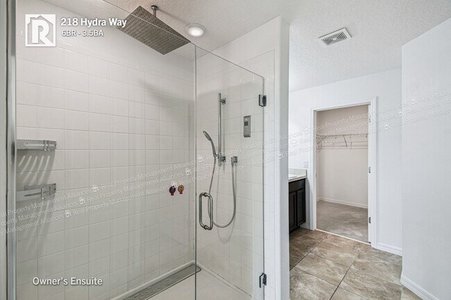 Building Photo - Spacious 6-Bedroom Home with Fenced Backya...