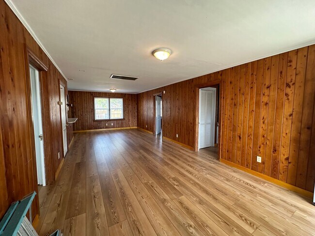 Building Photo - 3 BR Home with Large Yard & 2-Car Garage in Hampstead