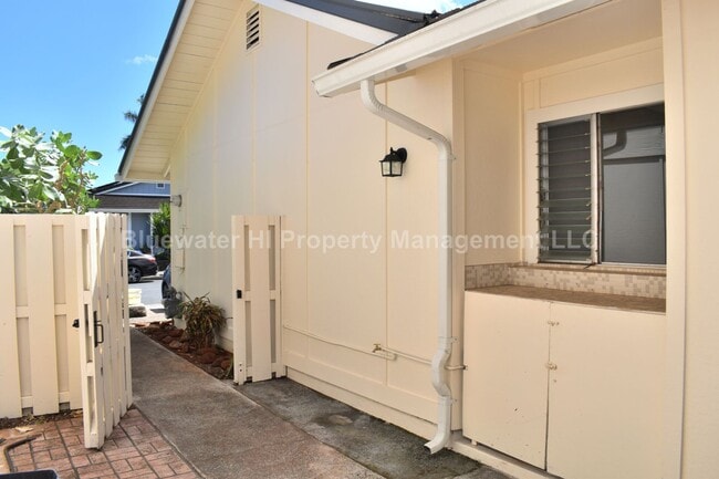 Building Photo - Renovated Single Level 3/2 w/ garage Waipi...