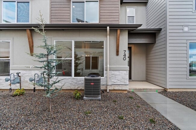 Building Photo - Brand New 3 Bed 2.5 Bath Townhouse With Many Amenities