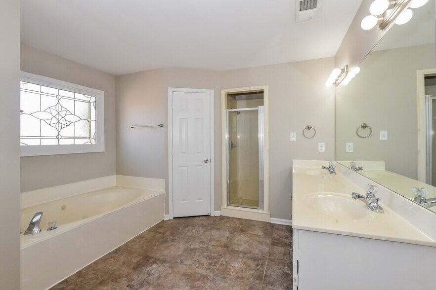 Building Photo - 8664 Meadow Green Dr