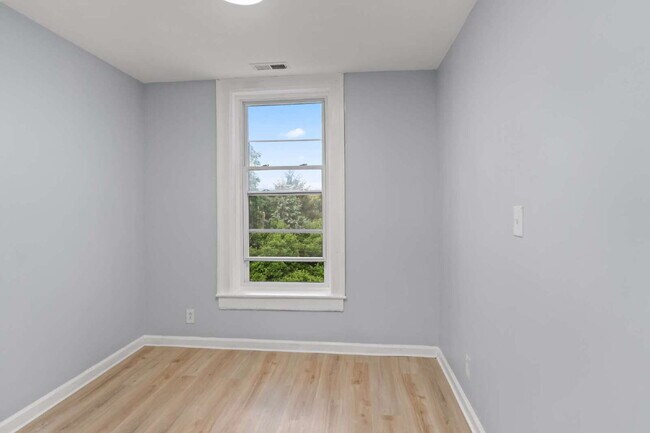 Building Photo - "Spacious 3-Bedroom Retreat at 57 1/2 Sara...