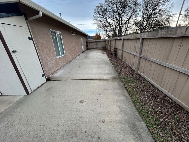Building Photo - Comfortable 3-Bedroom Home in Gated Cottonwood Community