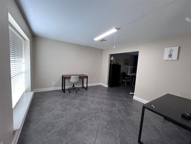 Building Photo - 7762 Pine Center Dr