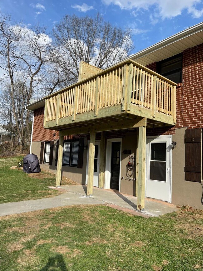 Building Photo - 1003 Giles Rd