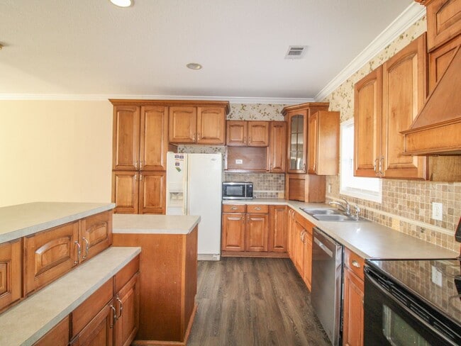 Building Photo - 124 Meadows Ln