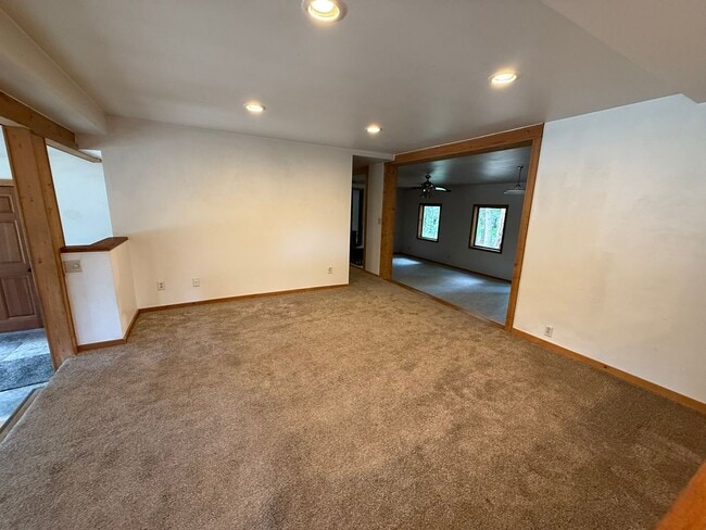 Building Photo - 3 bed 2 bath in Victor