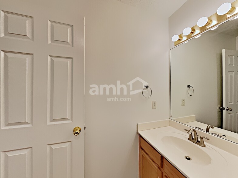 Building Photo - 2960 Riverbend Dr
