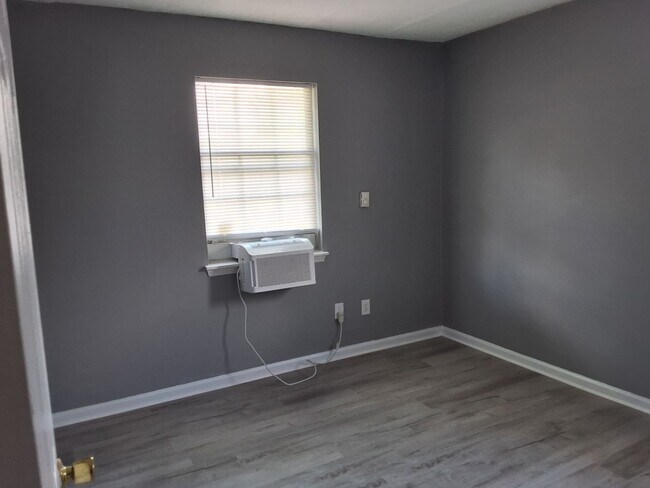 Building Photo - 206 Diecks Dr