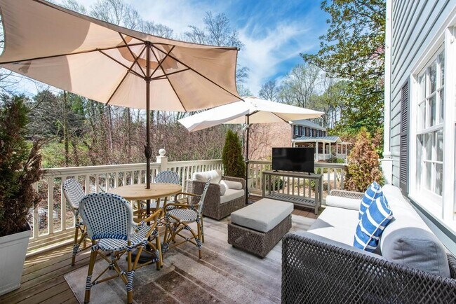 Building Photo - 3211 Circle Oaks Dr SE