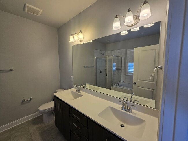 Building Photo - Perfect Mebane Location!