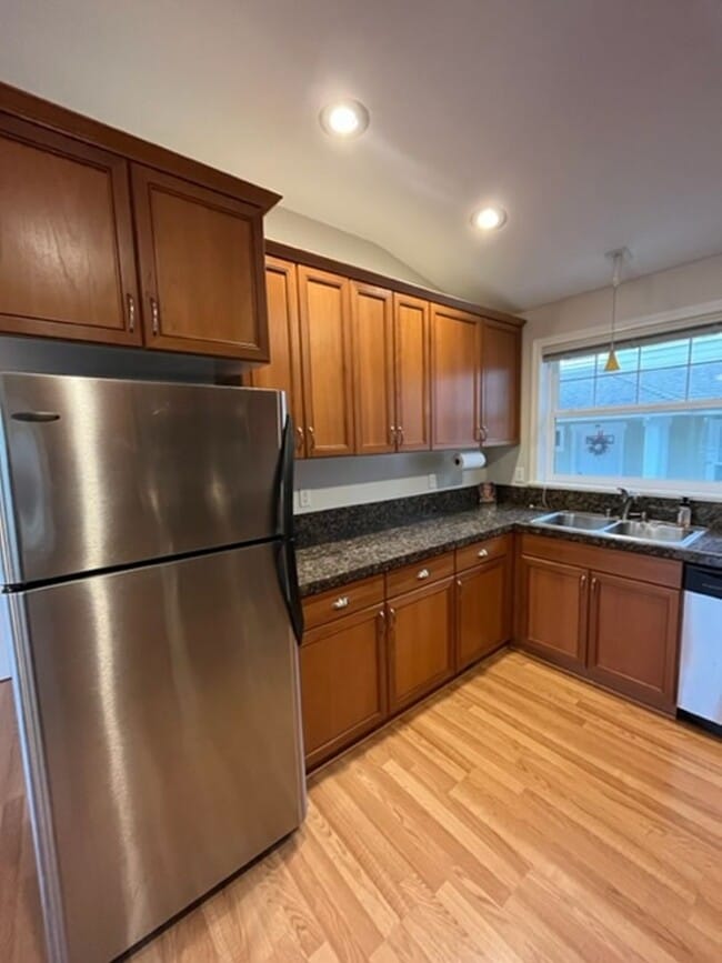 Building Photo - Beautiful 3 Bedroom Townhome with Garage i...