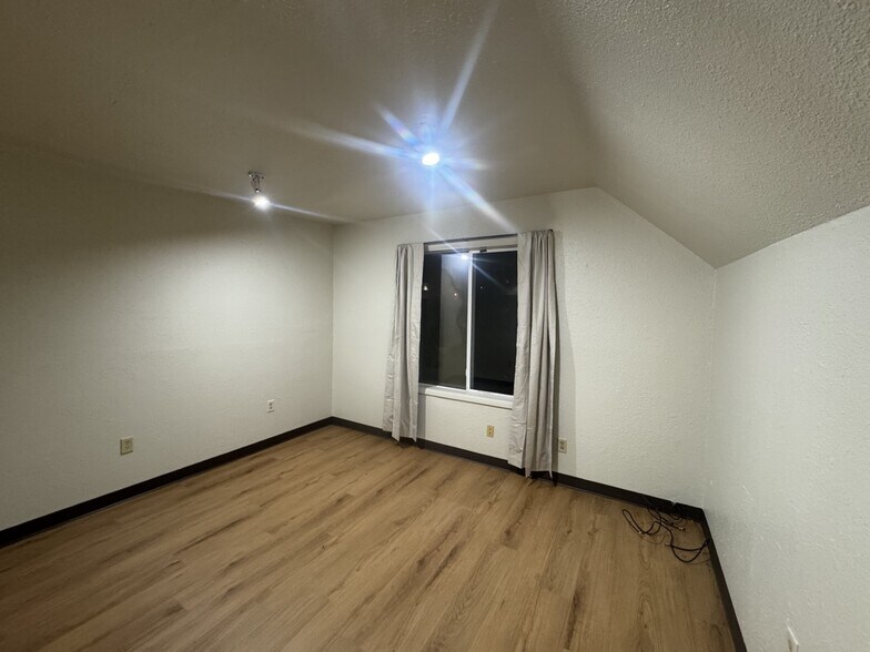 Building Photo - 321 Shelden Ave