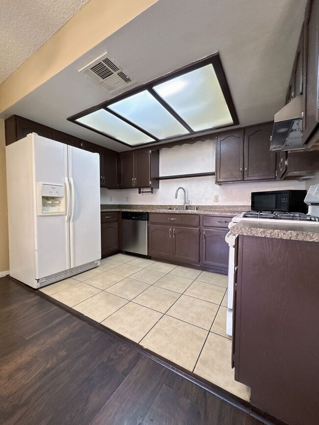 Building Photo - 2 Bed 2.5 Bath Single House near Rainbow/Tropicana