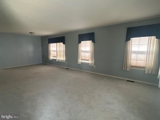 Building Photo - 21 Fieldcrest Dr