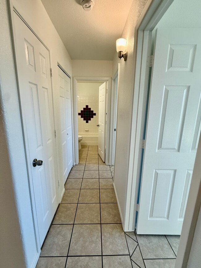 Building Photo - Centrally Located Townhouse