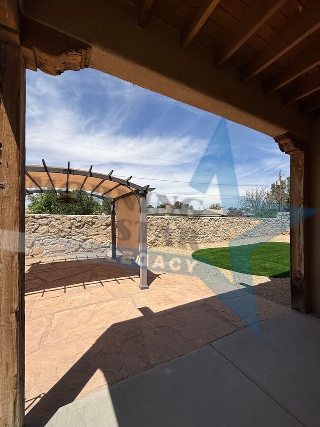 Building Photo - 4-Bedroom Home - New Carpet & Fresh Paint!